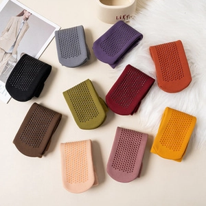 Detailansicht verschiedener Farben dicker Korallenvlies-Socken mit rutschfester Sohle