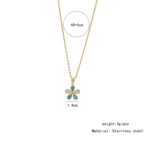 Détail du pendentif fleur coloré de 1,4 cm et chaîne en acier inoxydable de 40+5 cm
