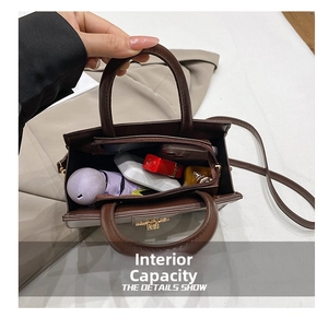 Vue intérieure du petit sac carré marron avec compartiment zippé pour accessoires