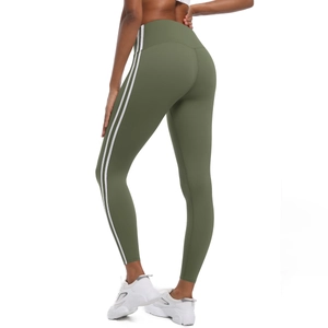 Détail du legging de yoga taille haute vert olive avec bandes latérales blanches