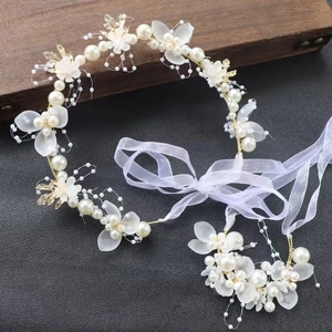 Eleganter goldener Blumenkranz für Mädchen mit weißen Perlen und Organzabändern