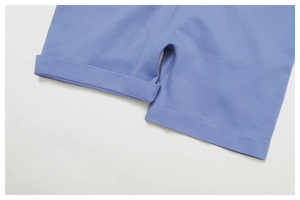 Vista dettagliata del tessuto a rete traspirante e cuciture rinforzate degli shorts blu