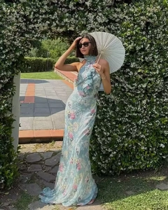 Dettaglio di un abito lungo floreale azzurro con scollo all'americana a balze e stile pittura