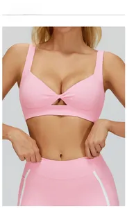 Dettaglio del reggiseno yoga Rosa Sakura con design cut-out e tessuto elasticizzato