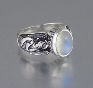 Dettaglio anello con pietra di luna e rilievo di angelo vintage su fascia in argento