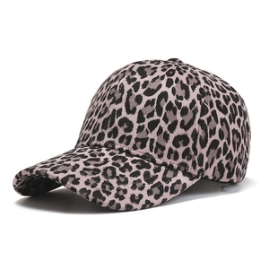 Casquette de baseball léopard rose avec design à six panneaux et visière courbée
