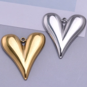 Detail von herzförmigen Anhängern aus 304 Edelstahl in poliertem Gold- und Silber-Finish