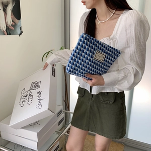 Trousse à carreaux bleus avec étiquette Pleasant Time et boîte cadeau par un modèle