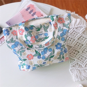 Gros plan du sac en coton à fleurs avec étiquette Simple Wish et motifs de cerises