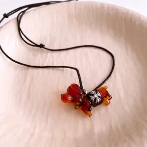 Collier pendentif teckel ambré avec strass en verre et cordon noir réglable pour femme