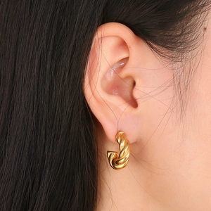Boucles d'oreilles créoles dorées en forme de C torsadé en acier inoxydable poli pour femme