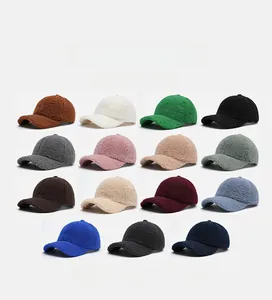 Détail montrant plusieurs coloris de casquettes en laine d'agneau pour l'automne hiver
