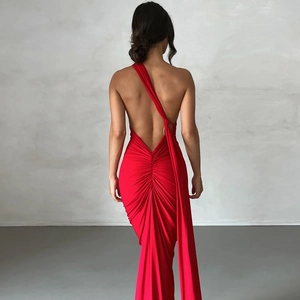 Robe de soirée rouge dos nu élégante avec détails plissés et licou pour femme en été