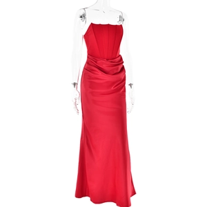 Détail d'une robe longue en satin rouge avec encolure bandeau et taille plissée