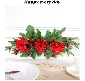 Weihnachts Tischdeko mit roten Weihnachtssternen, Tannennadeln, Beeren und kleinen Zapfen
