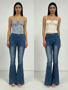 Dettagli di jeans a zampa a vita alta con top a corsetto floreali in blu e bianco
