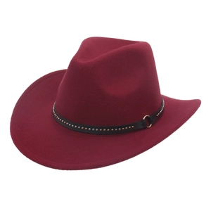 Détail du chapeau de cowboy bordeaux avec bande en cuir cloutée et anneaux dorés