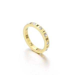 Bague dorée en acier inoxydable avec chiffres romains et cristaux vue sous un angle de 45°