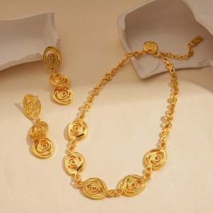 Parure vintage dorée avec collier à fleurs ajourées et boucles d'oreilles spirales