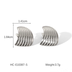 Macro view of shell-textured fan earrings with 1.41cm width and 1.84cm height details