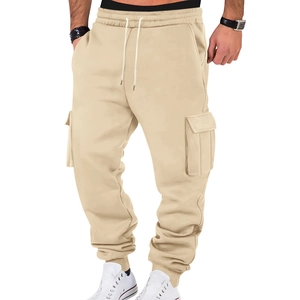 Detail der Herren-Cargohose in Beige mit Kordelzug und großen Seitentaschen für Freizeit