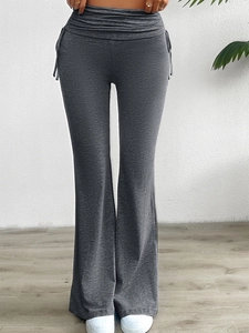 Détail du pantalon évasé gris foncé à taille haute avec fronces et cordons de serrage