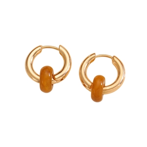 Detailaufnahme von Vintage-Bernsteinharz-Reifen an eleganten vergoldeten Metallohrringen