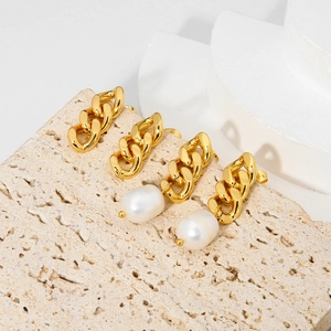 Dettaglio di orecchini a catena cubana in oro 18K con perla d'acqua dolce naturale