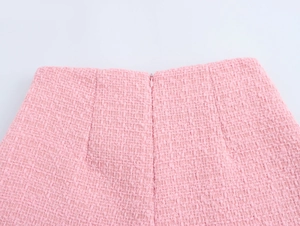 Detail der rosa Tweed-Shorts mit hochwertigem verdecktem Reißverschluss und feiner Stoffstruktur