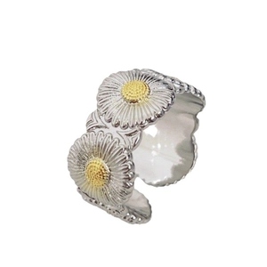 Exquisite two-tone daisy flower open ring in silver and gold finish for women