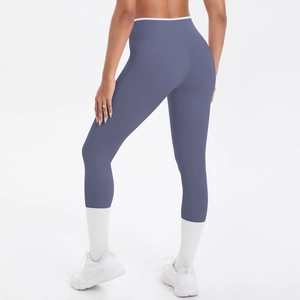 Détail du pantalon de yoga taille haute bleu-gris avec coupe sculptante sans couture