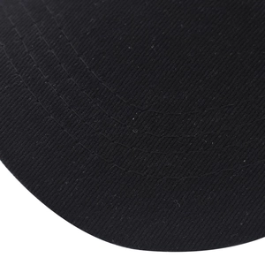 Dettaglio ravvicinato della visiera di un cappello nero in twill con cuciture parallele