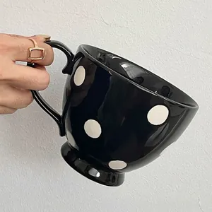 Mug vintage en céramique noire à pois blancs avec poignée ergonomique