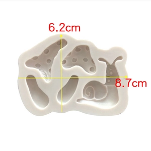 White silicone snail and mushroom fondant mold showing dimensions 6.2cm and 8.7cm