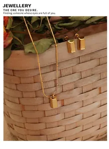 Détail d'un ensemble de bijoux plaqués or 18k avec collier et boucles sur un panier
