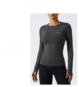 Détail d'un haut de sport gris à manches longues avec passe-pouces et coupe ajustée