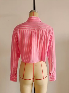 Vue arrière d'une chemise courte à rayures roses sur un mannequin d'exposition