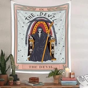 Détail de la tapisserie tarot Le Diable avec un squelette à faux et cape noire élégante