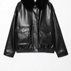 Veste courte noire en similicuir avec col en fourrure amovible et poches à rabat