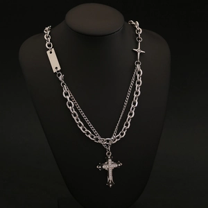 Collana a doppio strato in acciaio al titanio argento con pendente a croce e strass