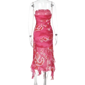 Vue détaillée de la robe bustier à imprimé fleuri avec ourlet volanté et motifs abstraits