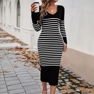 Robe mi-longue en tricot à rayures noires et blanches avec col en V et coupe ajustée