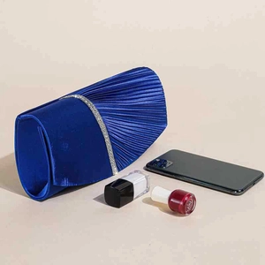 Pochette da sera blu navy con tessuto a pieghe, striscia di strass e oggetti di misura