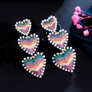 Boucles d'oreilles cœur arc-en-ciel avec strass colorés et perles dorées de luxe