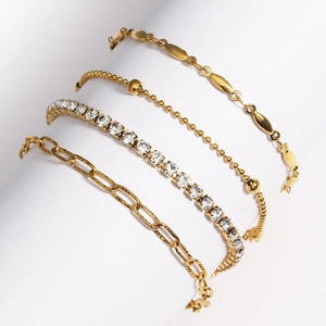 Vue détaillée de l'ensemble de 4 bracelets dorés avec chaînes à maillons et strass brillants