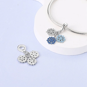 Charm flocon de neige en argent 925 avec zircons bleus sur bracelet maille serpent
