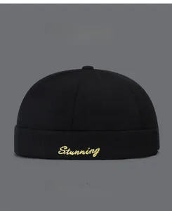 Détail du bonnet docker en coton avec broderie jaune et design à bordure roulée