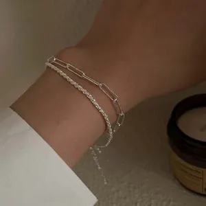 Nahaufnahme des doppelreihigen Silberarmbandes mit Büroklammer-Kette und Verlängerung