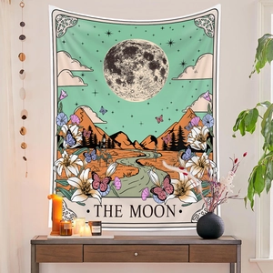 Dettaglio dell'arazzo dei tarocchi 'The Moon' appeso a una parete bianca in camera