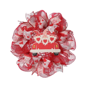 Détail d'une couronne de la Saint-Valentin avec rubans et pendentif de gnomes
